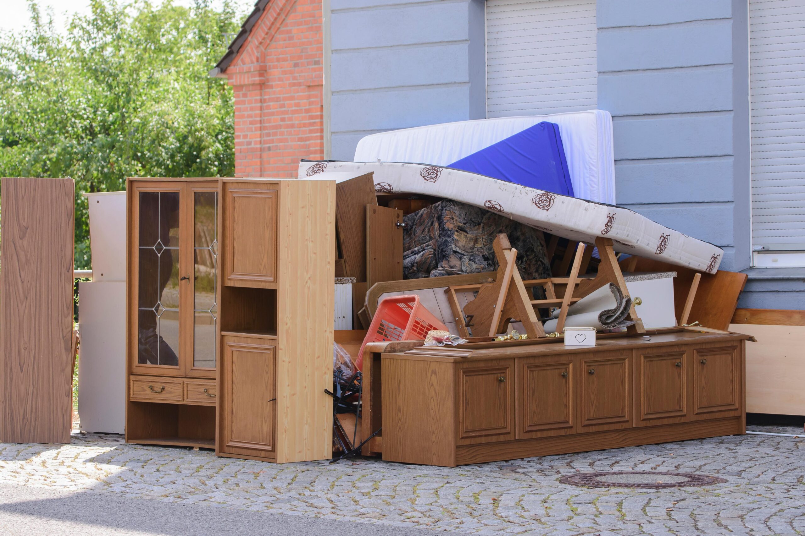 Abtransport von sperrigem Mobiliar und Inventar aus einem Einfamilienhaus in Pulheim-Sinthern.