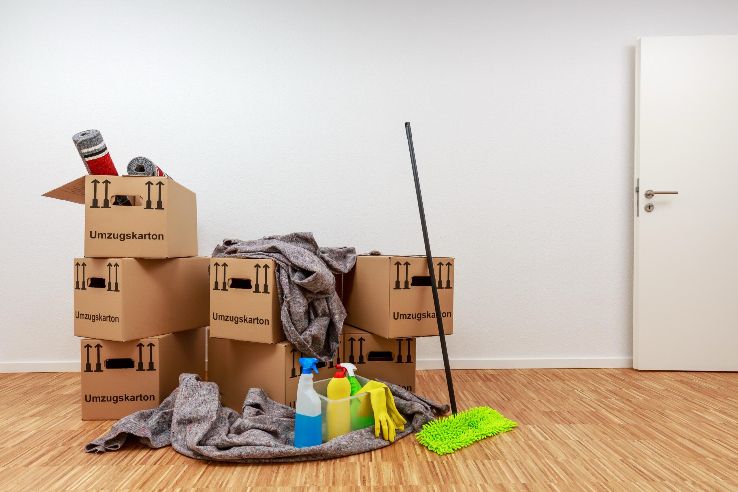 Ein glänzendes, leeres Zimmer nach Abschluss aller Reinigungsarbeiten durch unser Team in Pulheim.