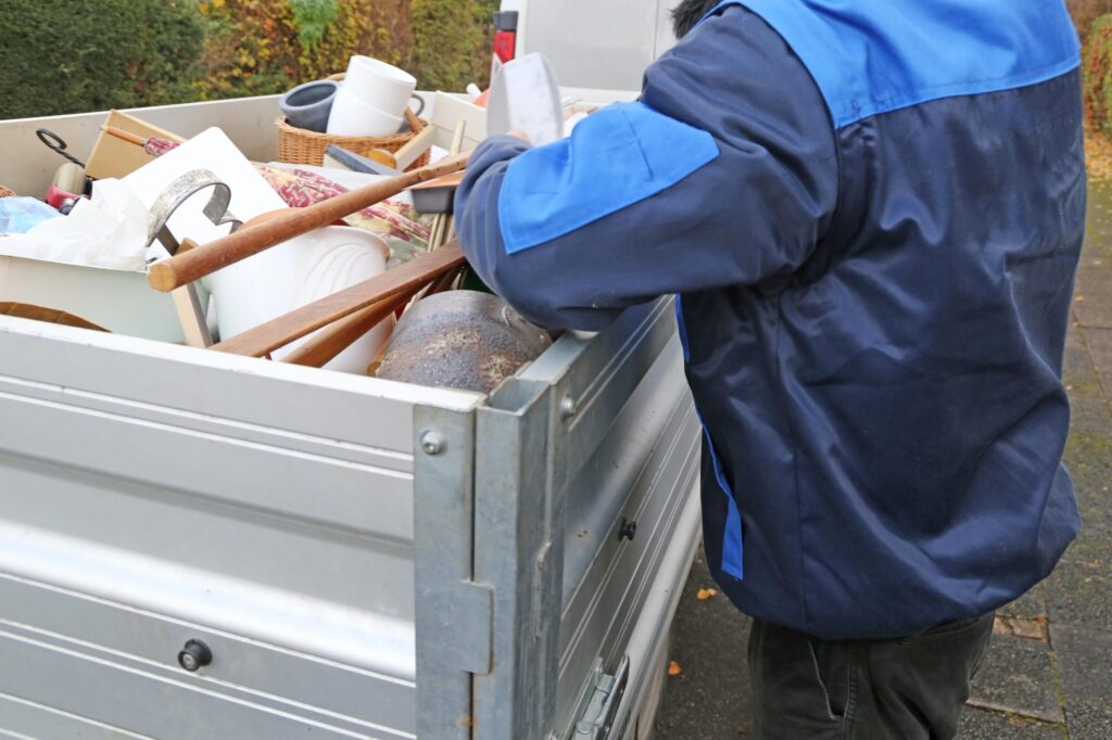 Fachgerechte Verladung von Einrichtungsgegenständen während einer Entrümpelung in Pulheim-Stommeln.